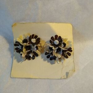White Gray plastic Beaded Flowers Clip Earrings Womens Hong Kong